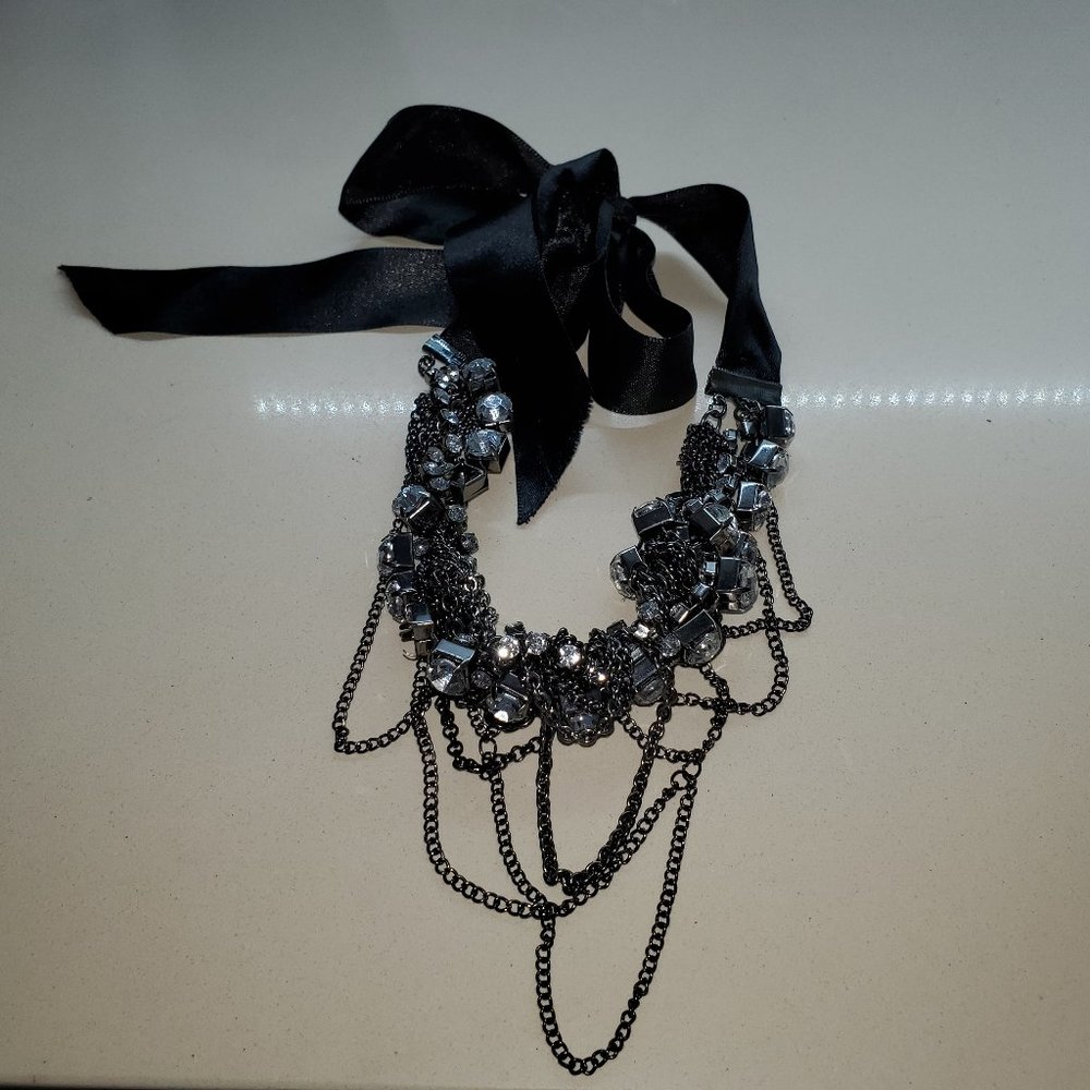 UNIQUE NECKLACE DETAILED WITH CLEAR STONES & CHAINS